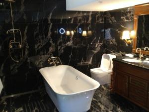 261450_10151127005436456_565521461_n