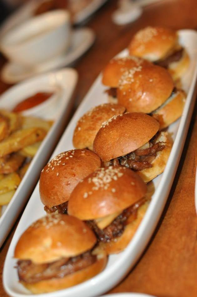 10001585_596201607131863_869557081_n